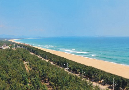 Bãi Biển Tuy Hòa trong xanh cát mịn sóng dạt dào