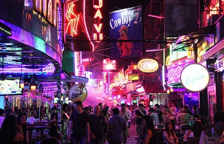 Khám phá chợ đêm Patpong sôi động nhất Bangkok