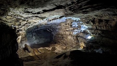 Có gì bên trong hang Thủng bí ẩn ở Hà Giang?