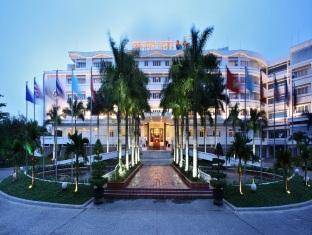 Khách sạn Century Riverside