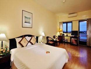 Khách sạn Century Riverside