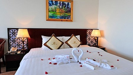 Khách sạn Century Riverside