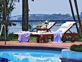 Khách sạn Century Riverside