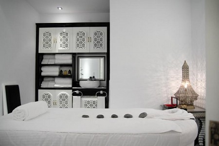 Khách sạn TajmaSago Castle