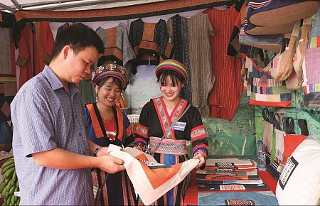 Làng nghề dệt lanh Lùng Tám - Rực rỡ sắc màu dân tộc Mông