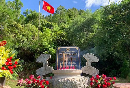 Mộ Đại tướng Võ Nguyên Giáp - Nơi yên nghỉ tại Vũng Chùa Đảo Yến