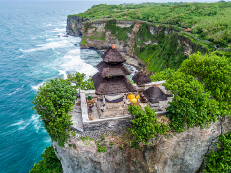 Giải mã Ngôi Đền Uluwatu cổ kính trên vách đá ở Bali