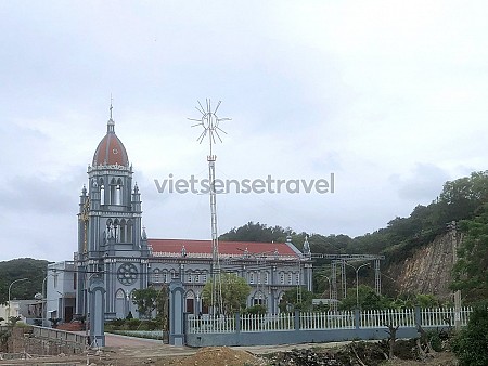 Nhà thờ giáo xứ đầu tiên và duy nhất trên đảo