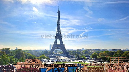 Những địa điểm du lịch ở Paris luôn đông kín du khách