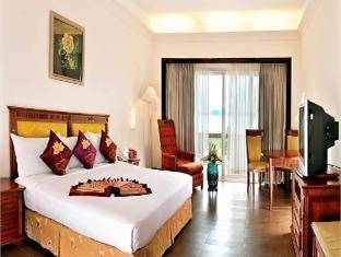 Royal Hotel & Villas