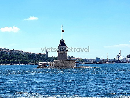 Tháp Cô Gái Maiden Tower hiên ngang giữa eo biển Bosphorus