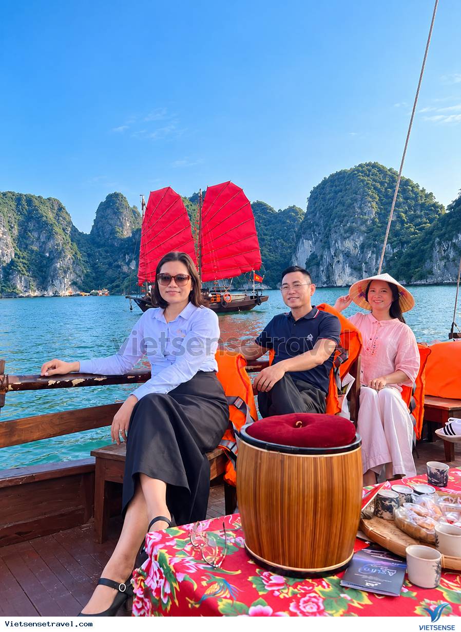 Độc đáo tour Thuyền Ba Vách tô thắm ven bờ di sản Hạ Long - Ảnh 2