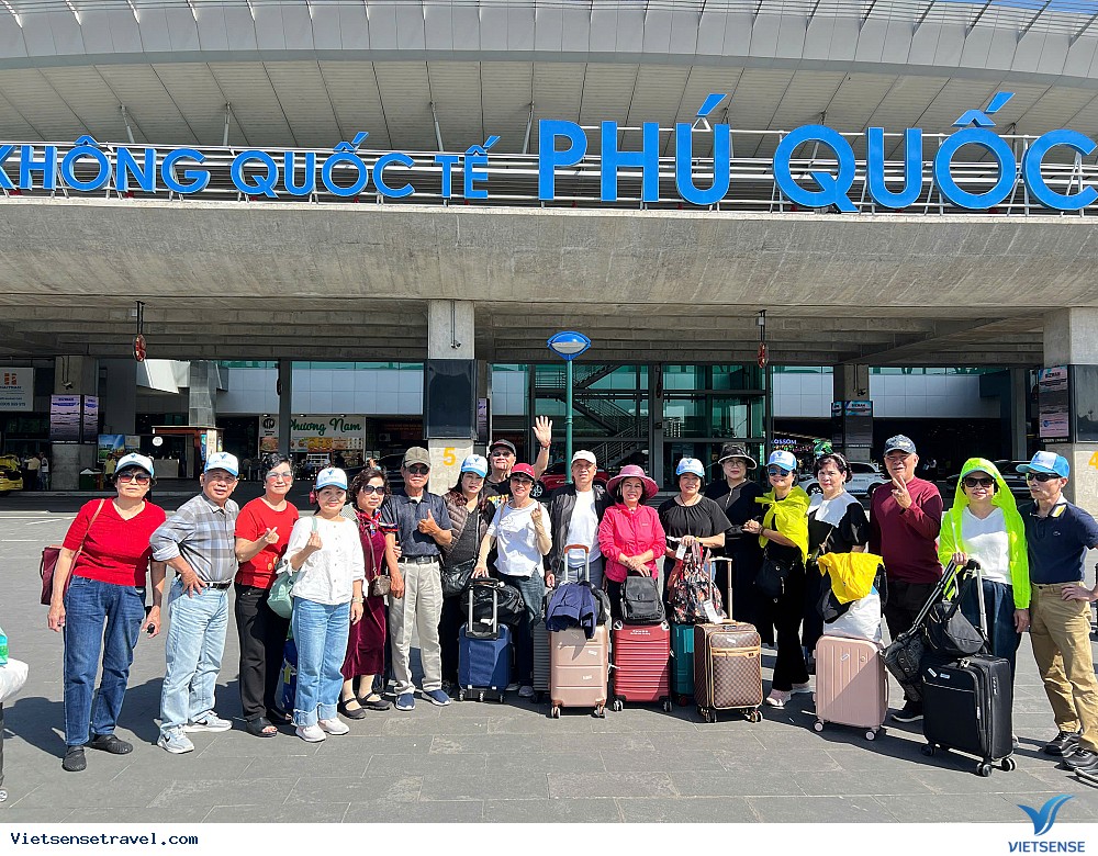 Cả đoàn đáp máy bay xuống Phú Quốc, hân hoan trước hành trình sắp tới