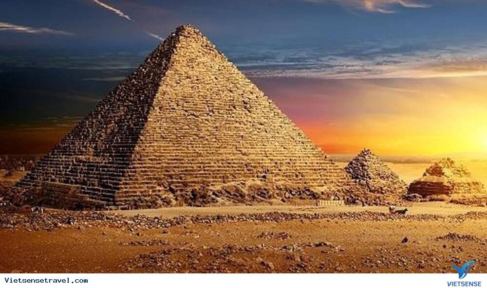 Du lịch Ai Cập đã trở thành một điểm đến phổ biến với những di tích lịch sử và kiến trúc độc đáo, thu hút du khách từ khắp nơi trên thế giới. Từ những ngôi đền cổ kính, đến những khu vực sa mạc hoang vu đầy bí ẩn, Ai Cập mang đến cho bạn những trải nghiệm đầy cảm xúc và kỷ niệm đáng nhớ. Hãy đến với Ai Cập để khám phá những điều kỳ diệu mà đất nước này mang lại.