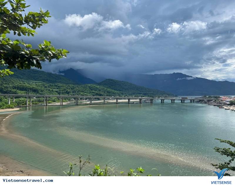 Bãi biển Lăng Cô nằm ngay dưới chân đèo Hải Vân, dễ di chuyển Bãi biển Lăng Cô nằm ngay dưới chân đèo Hải Vân, dễ di chuyển