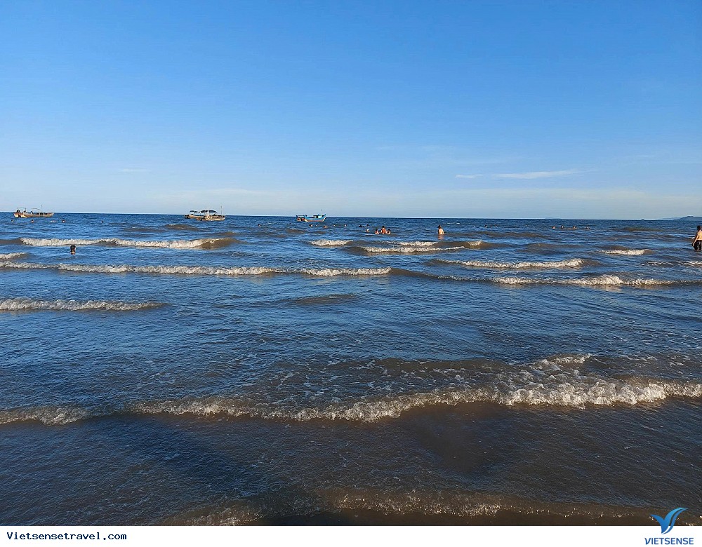 Bãi biển Trà Cổ vẫn giữ được nét hoang sơ, yên bình