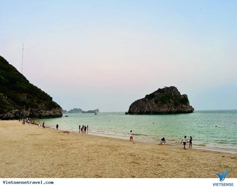 Bãi tắm Cát Cò sở hữu dải cát mịn, nước biển trong xanh