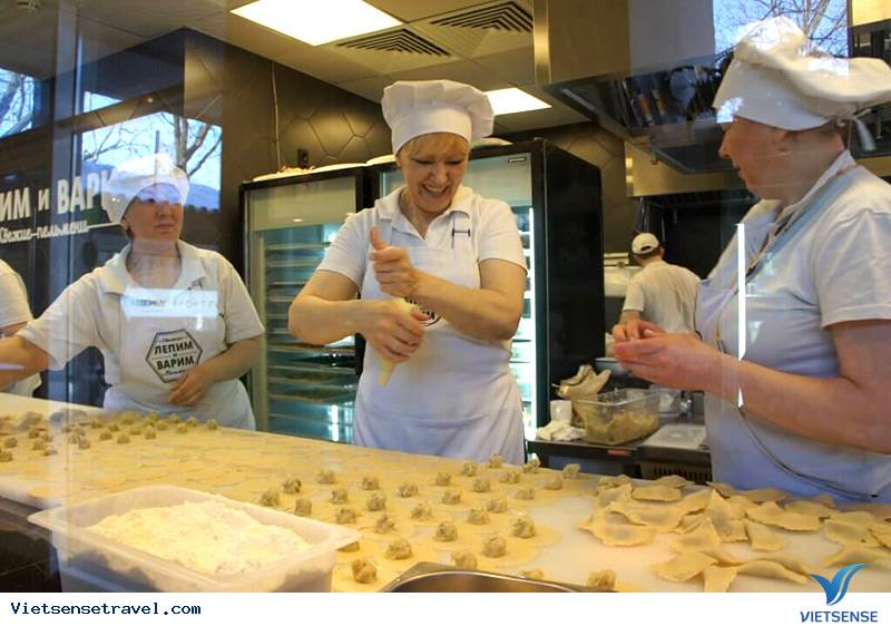 Công đoạn làm vỏ bánh Pelmeni
