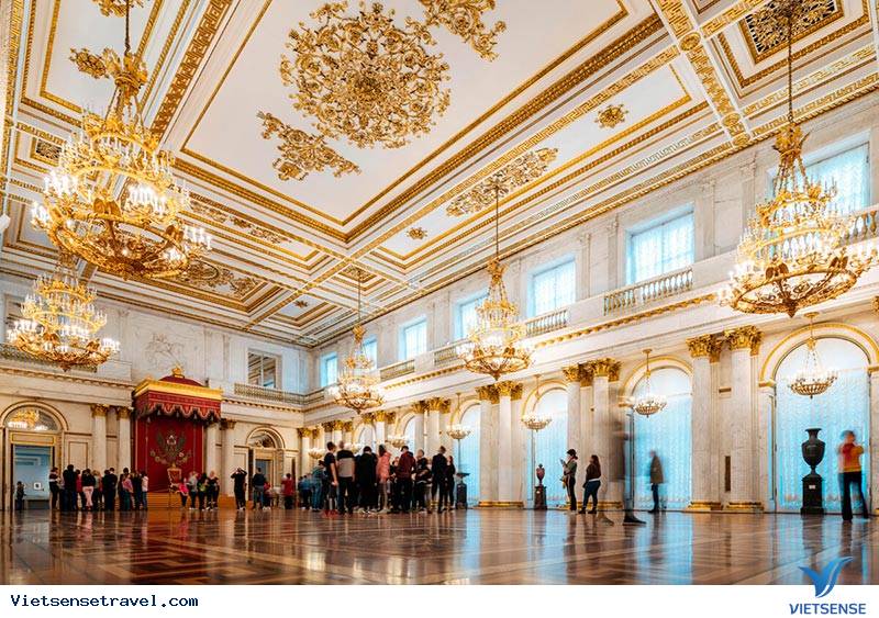 Du khách tham quan bảo tàng Hermitage