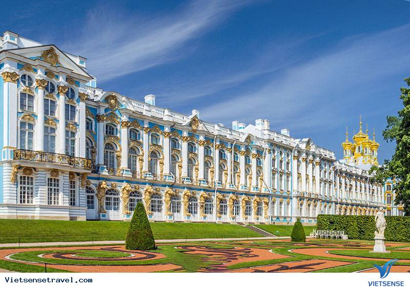 Khuôn viên rộng lớn của Bảo Tàng Hermitage