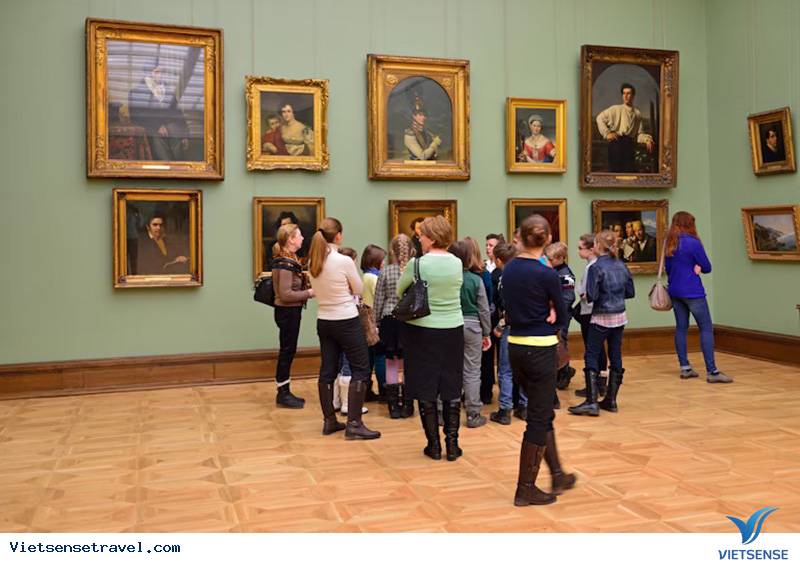 Du khách tham quan bảo tàng Pushkin