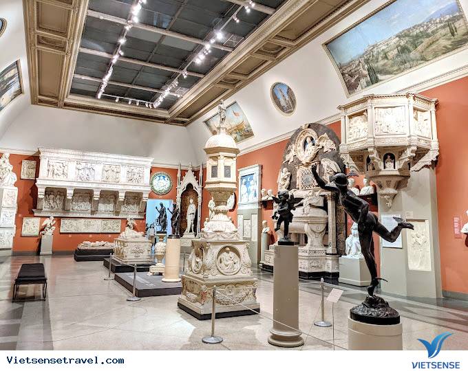 Các bức tượng điêu khắc bên trong bảo tàng Pushkin