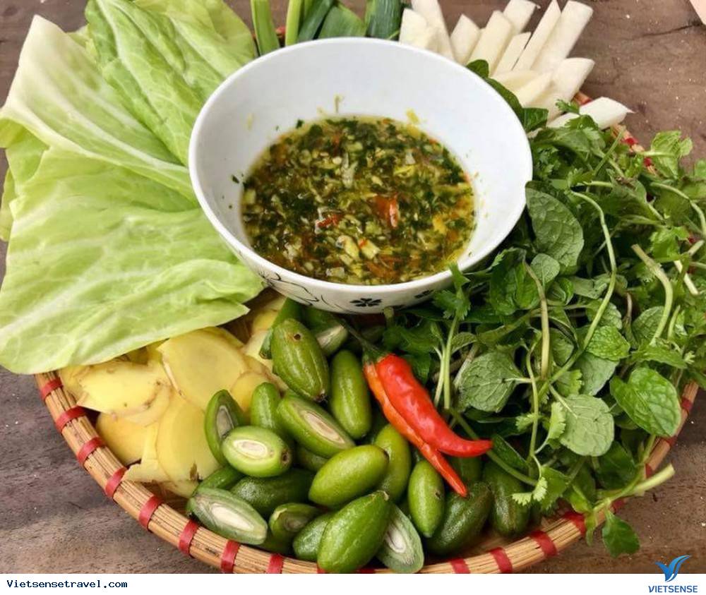 Món ăn Bắp cải cuốn nhót xanh