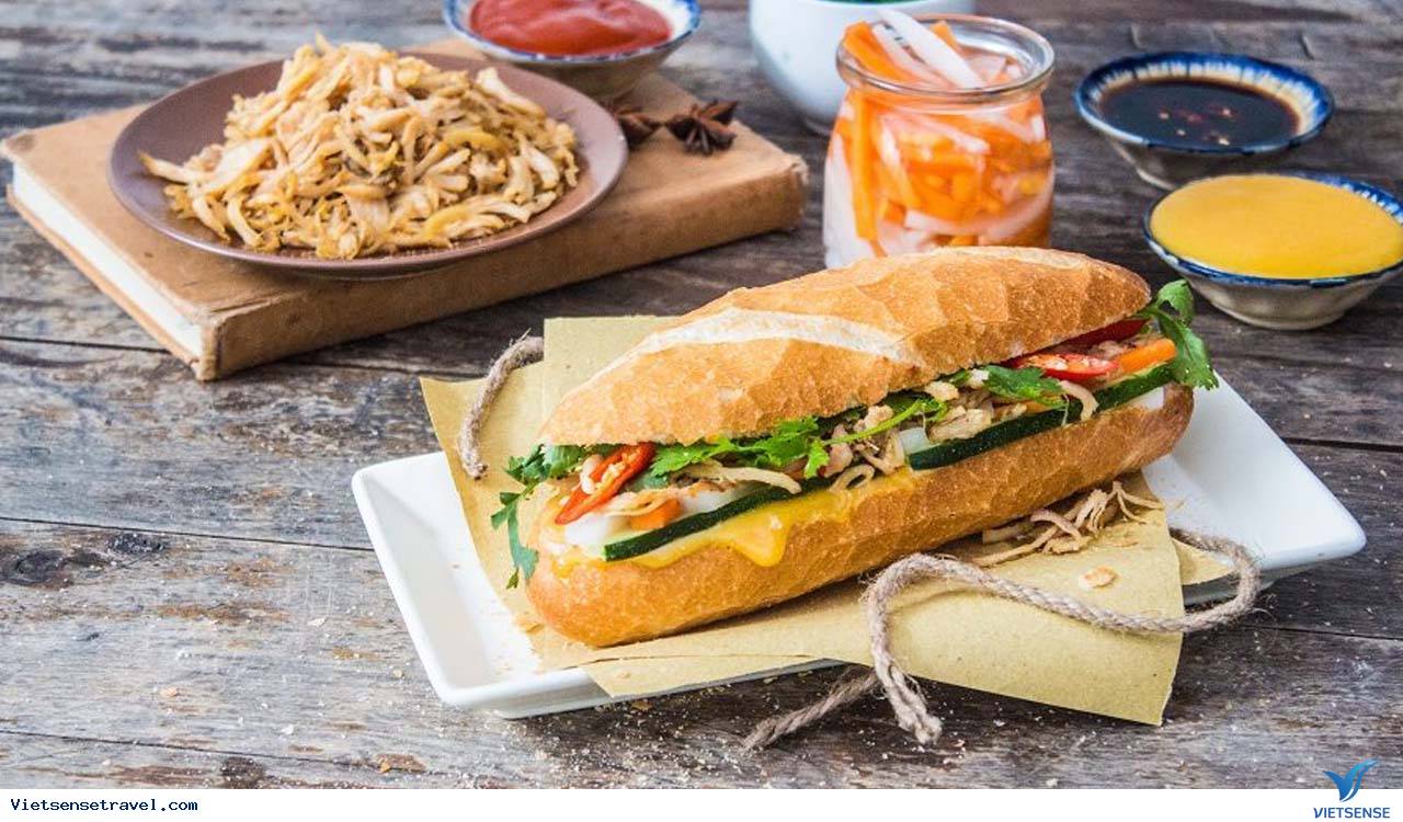 Thưởng thức bánh mì nóng trong cái se lạnh khi đêm về của Đà Lạt