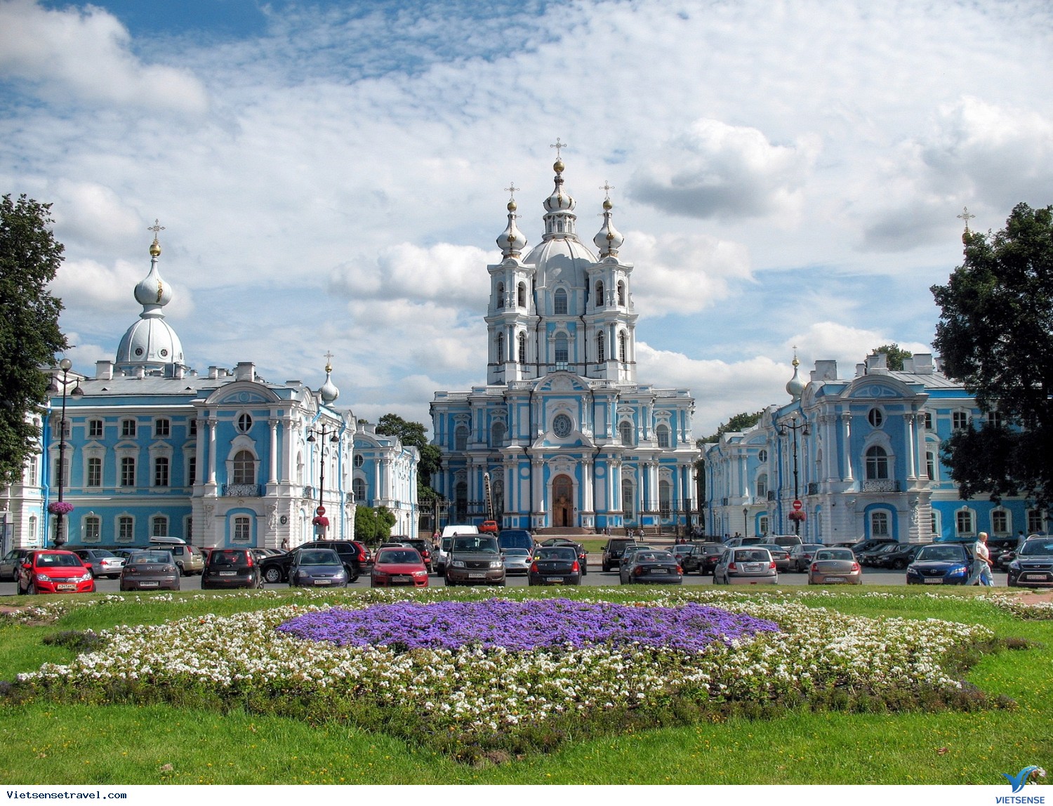 Tu viện Smolny nhìn theo hướng chính diện