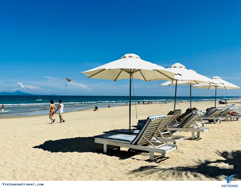 Biển Mỹ Khê nổi bật với đường biển đẹp, cát mịn, nước biển trong xanh