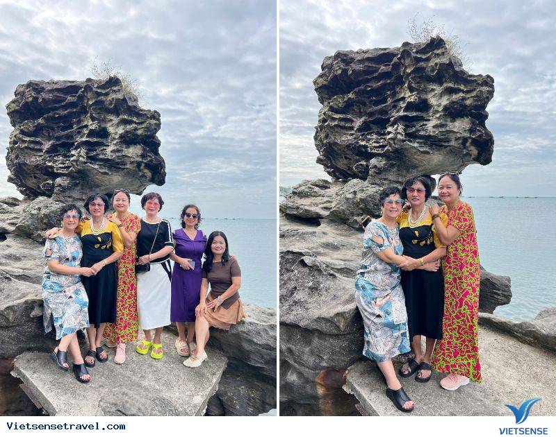 Biển trời xanh ngát cùng những ghềnh đá nhiều hình thù