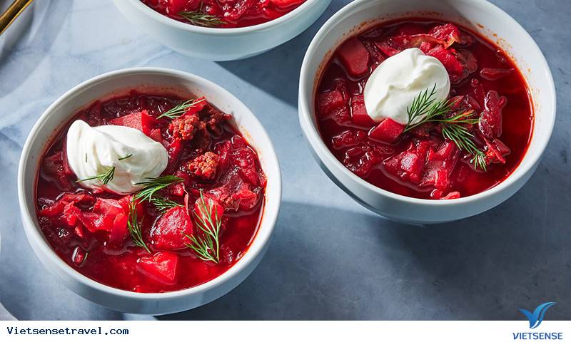 Borscht nổi bật với màu đỏ bắt mắt