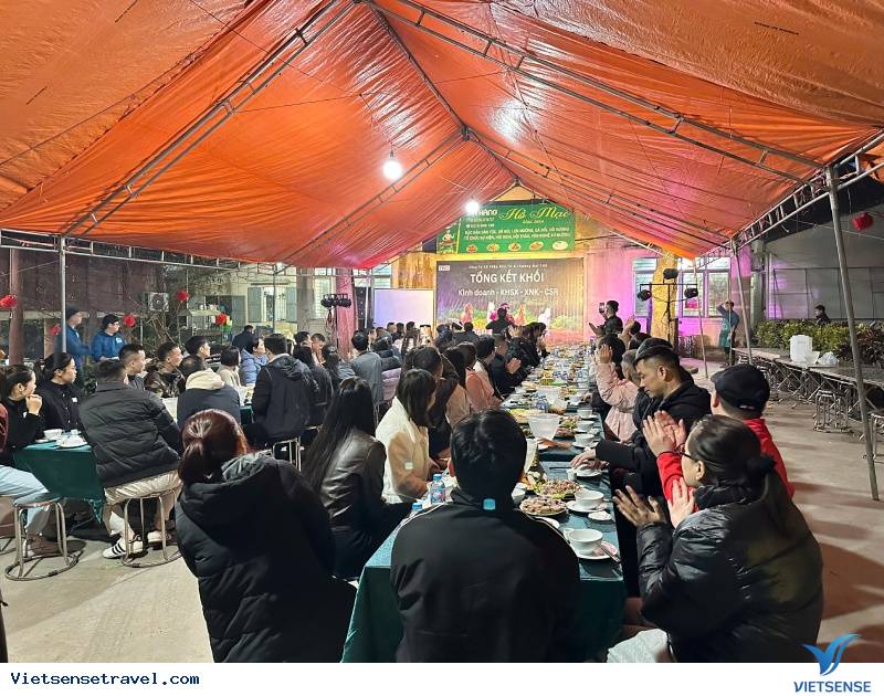 Bữa tối gắn kết với âm thanh, ánh sáng và DJ sôi động