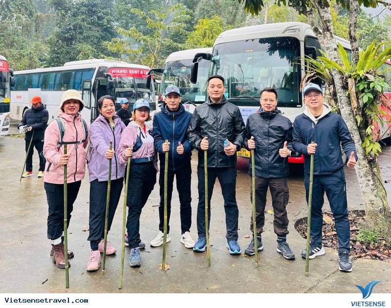 Cả đoàn TNG hào hứng có trải nghiệm trekking rừng Cúc Phương