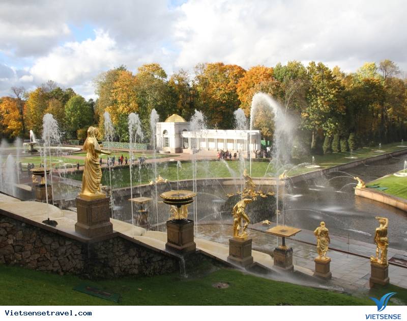 Các điểm tham quan cũng dần chuyển mình sang màu vàng