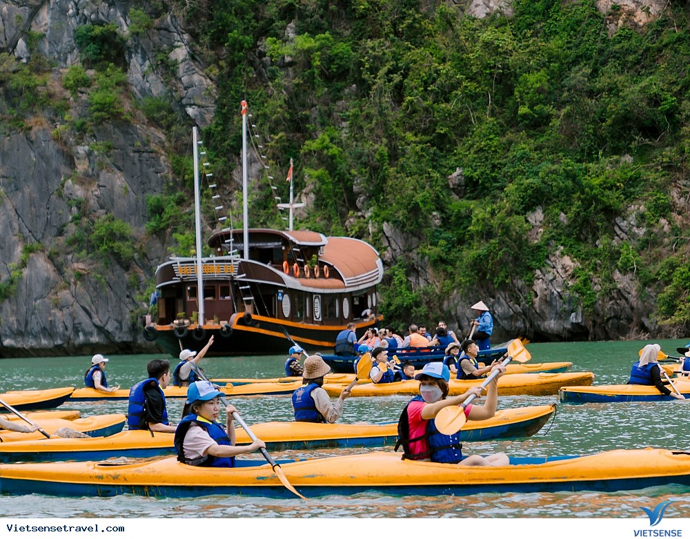 Các vịnh đảo kỳ vĩ tại vịnh Hạ Long, Quảng Ninh