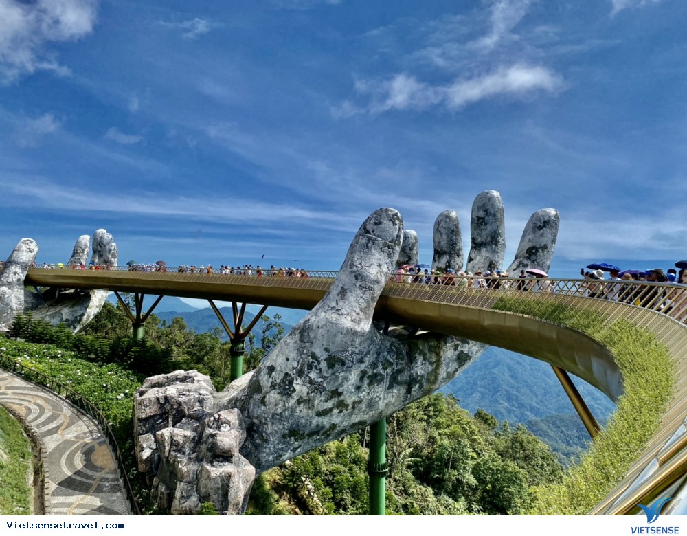 Check-in bàn tay vàng tại Bà Nà Hills khi tới Đà Nẵng Check-in bàn tay vàng tại Bà Nà Hills khi tới Đà Nẵng