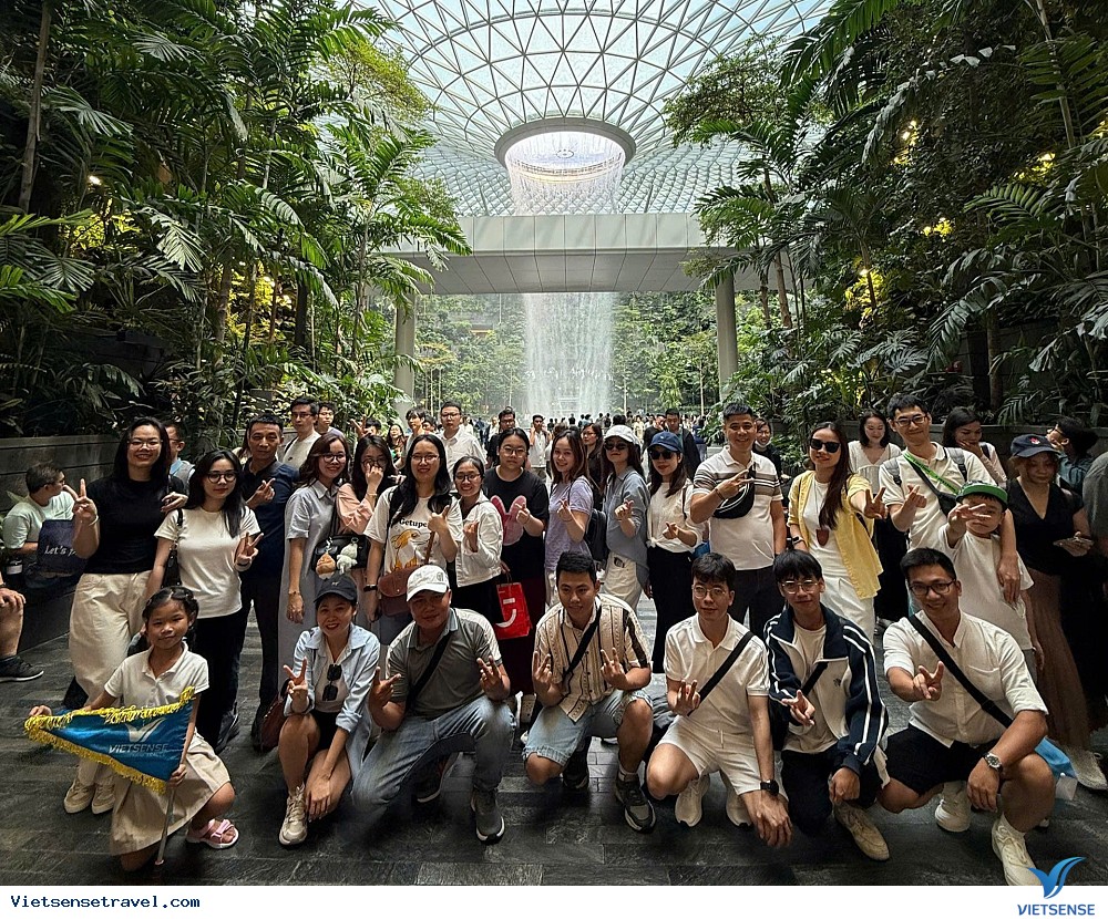 Check-in thác nước trong nhà lớn nhất thế giới của Singapore Check-in thác nước trong nhà lớn nhất thế giới của Singapore