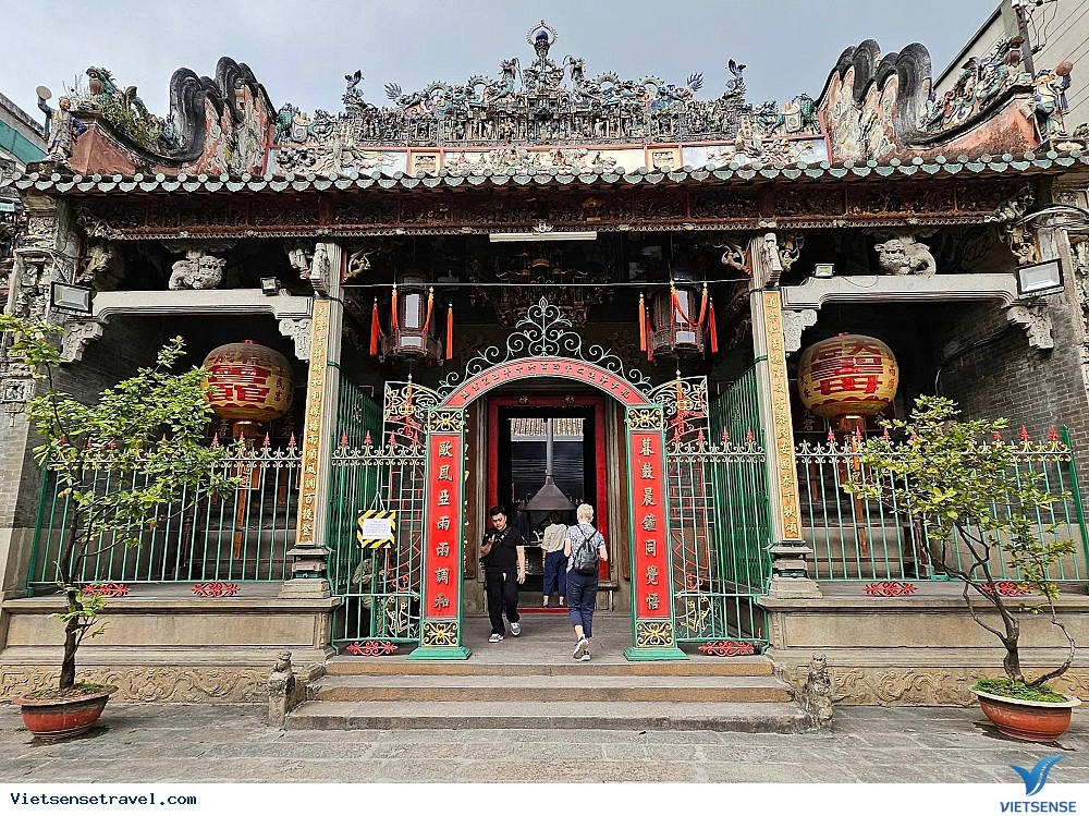 Chùa Bà Thiên Hậu nổi bật với kiến trúc cổ kính
