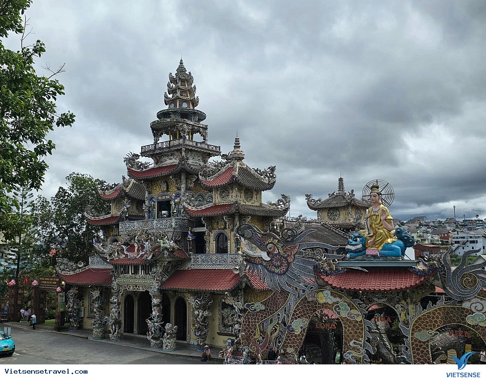 Chùa Linh Ứng có thiết kế độc đáo, được khảm từ hàng triệu mảnh sành