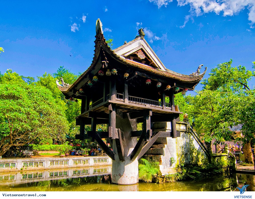 Chùa Một Cột cũng là một trong những địa danh được nhiều người ghé thăm đầu năm