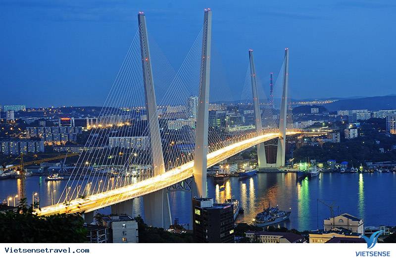 Cổng Cầu Vàng biểu tượng của Vladivostok