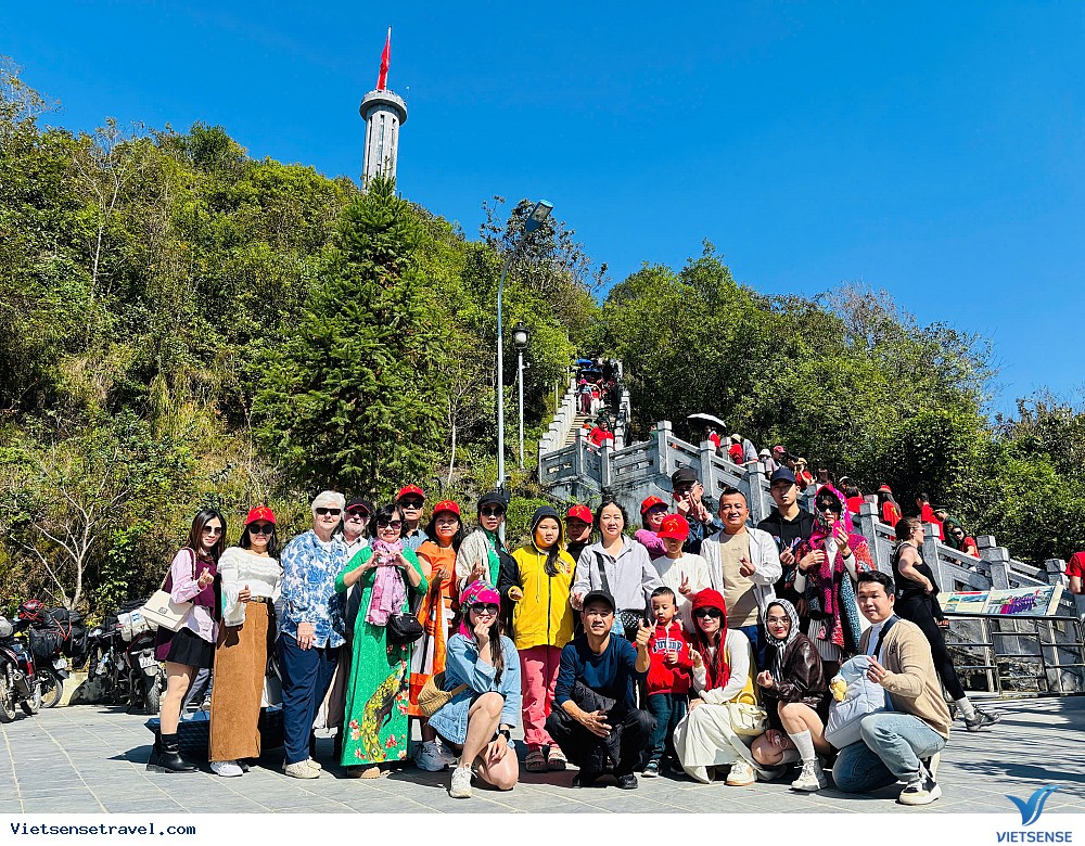 Cột cờ Lũng Cú - địa đầu Tổ quốc, ngắm nhìn lá cờ đỏ tung bay