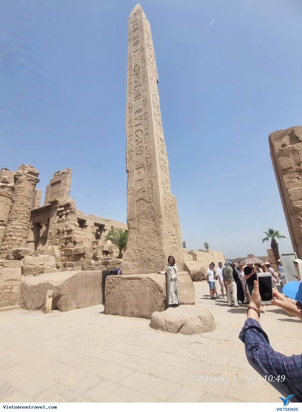 Cột đá kỷ niệm Obelisk ở đền Karnak, Ai Cập