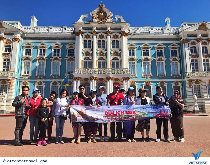 Du khách Vietsense Travel check in tại cung điện Catherine 