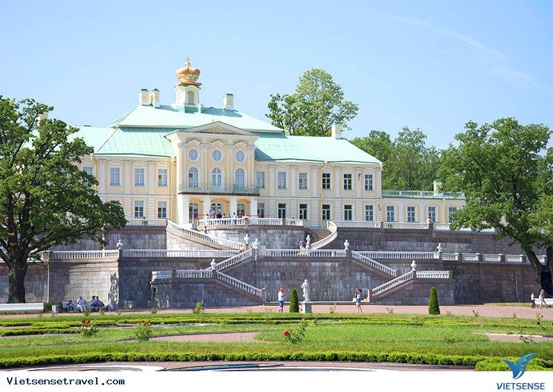 Cung điện Menshikov bên dòng sông Neva thơ mộng
