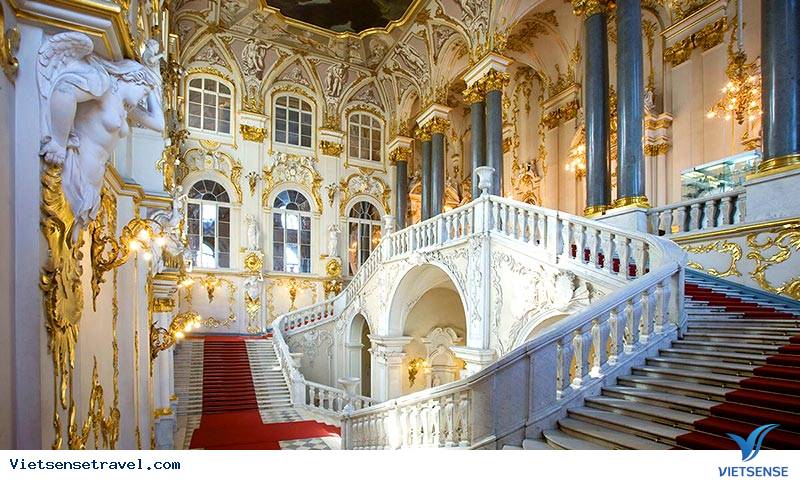 Cầu thang Gala dẫn lối du khách vào cung điện Mùa đông