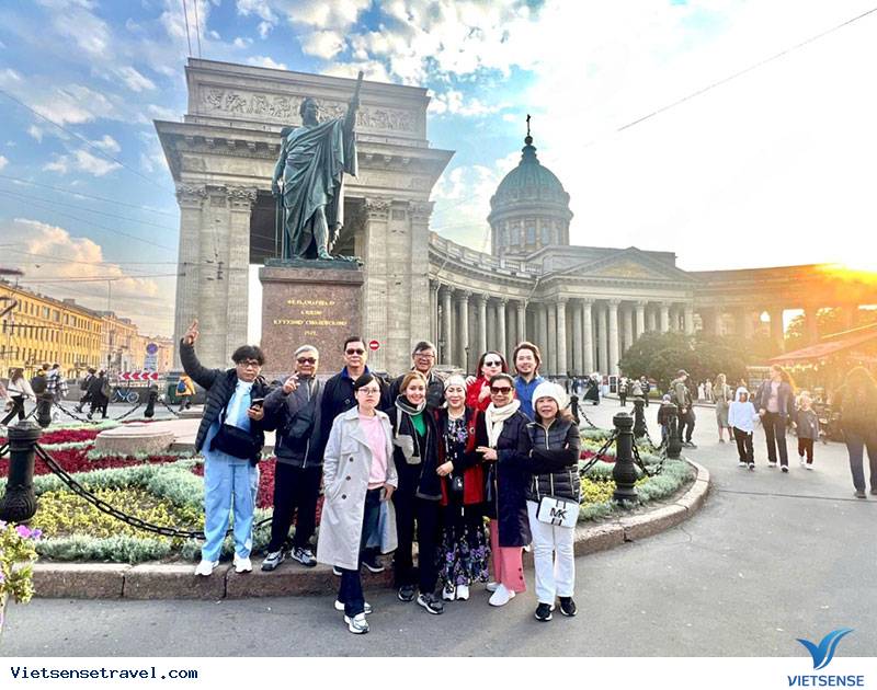 Du khách dạo phố trên đại lộ Nevsky