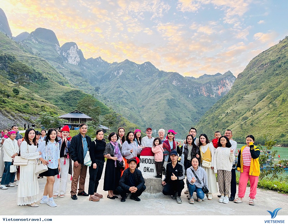 Đắm mình trước con sông xanh ngọc biếc tại sông Nho Quế