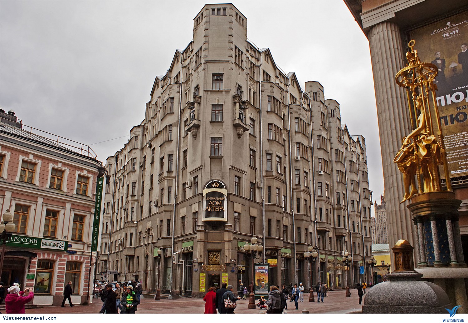 Phố cổ Arbat là một địa điểm không thể bỏ qua khi tới Moscow
